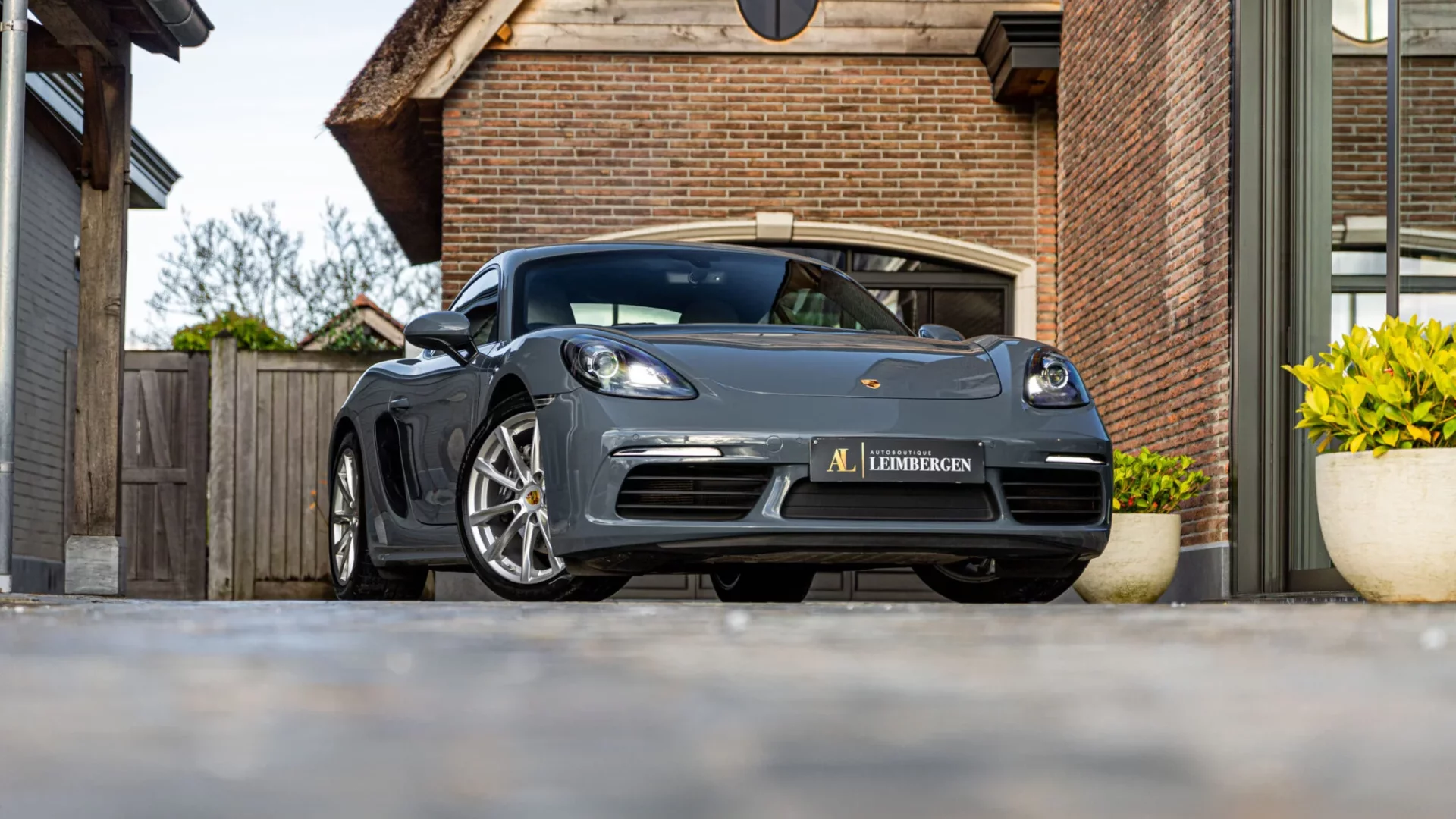 Header Porsche 718 Cayman