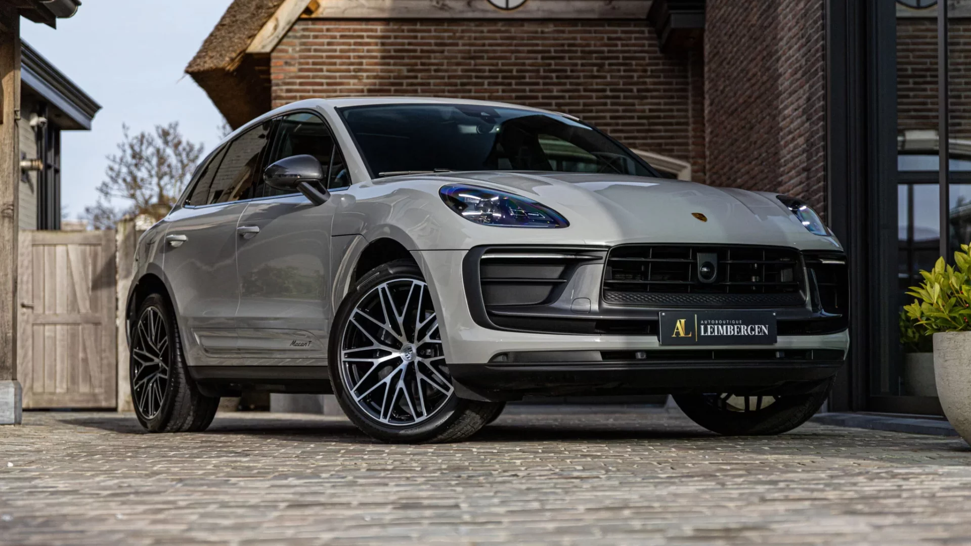 Header Porsche Macan T