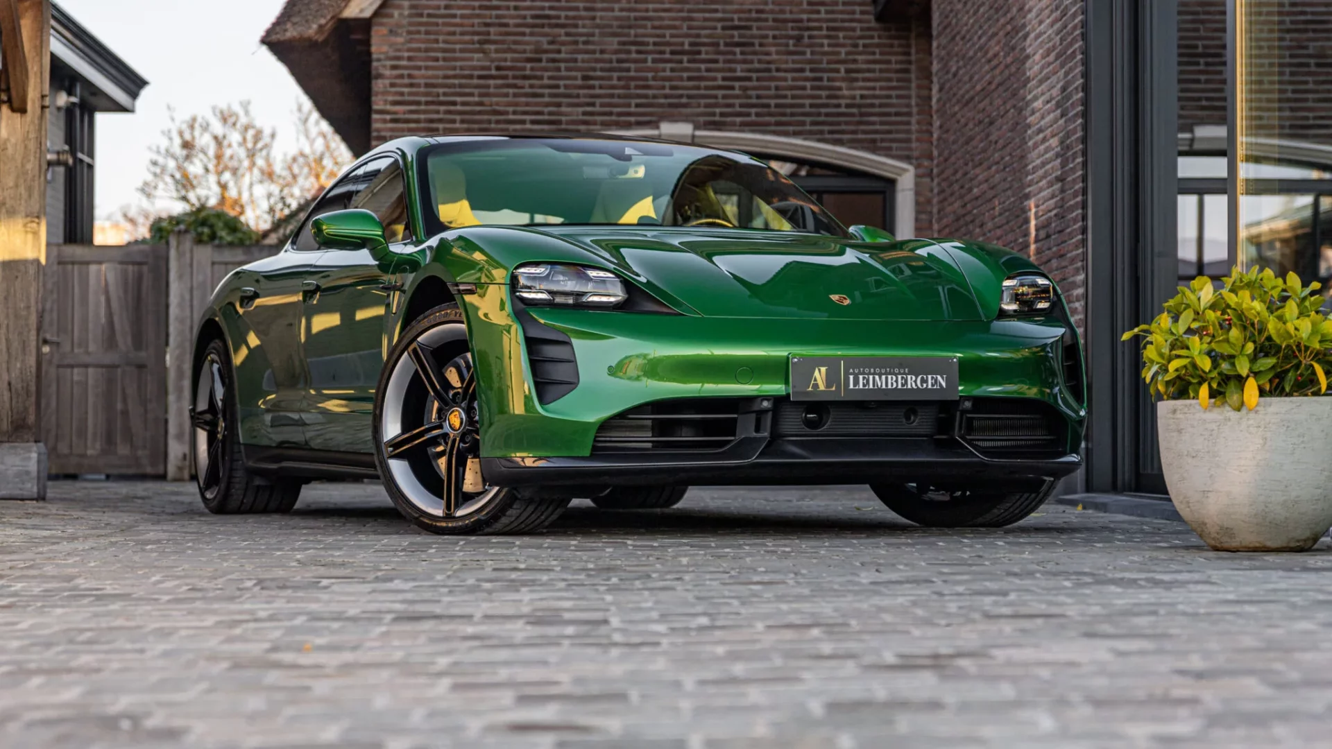 Header Porsche Taycan Turbo S
